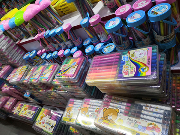 学生学习文化用品 助力知识积累与成长